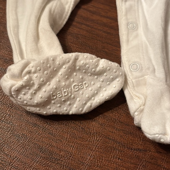 Baby Gap white long sleeve sleeper 0-3 months - Picture 5 of 7